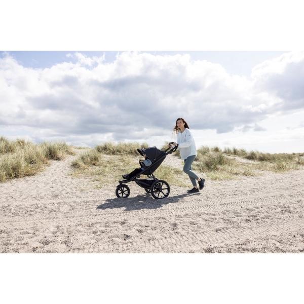 Kinderwagen und Mutter